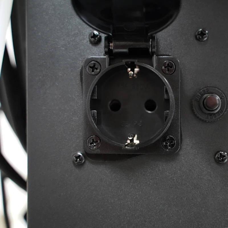 Integrierte Steckdose am BEBRATEC Bautrockner für praktische Stromversorgung auf Baustellen 2