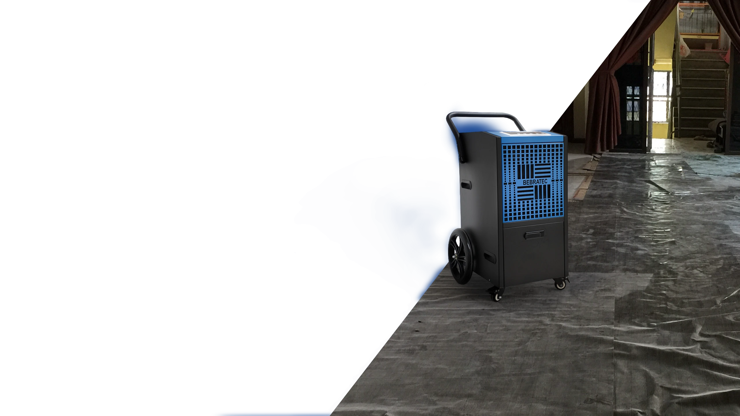 EBRATEC Bautrockner im Einsatz in feuchtem Raum, trocknet effizient bis zu 50 L/Tag